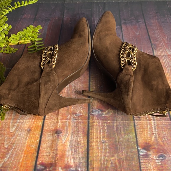 B Makowsky Suede Bold Gold Chain Link Heeled Booties - Picture 5 of 12